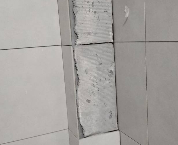 东营瓷砖空鼓维修公司分享下瓷砖施工前基层浇水润湿程度不足，可能导致以下问题