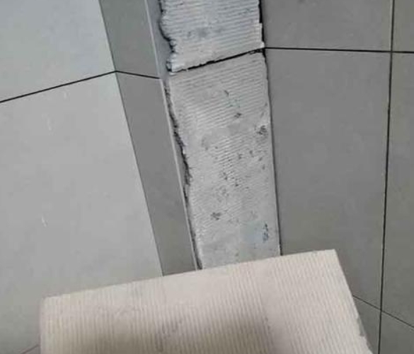 东营瓷砖空鼓维修公司分享下厨房瓷砖脱落的补救措施。